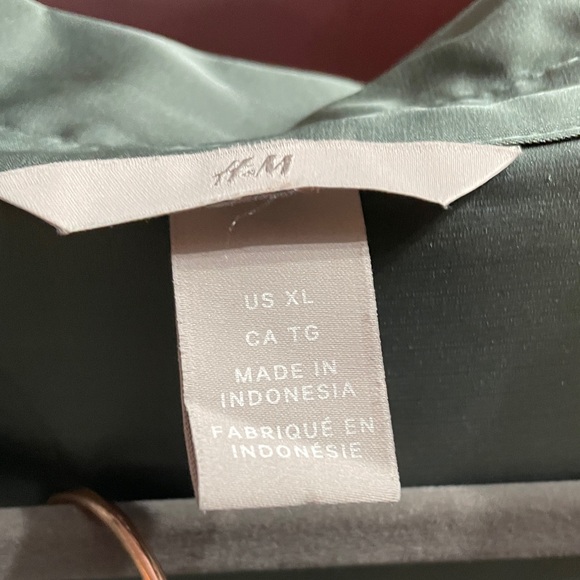 H&M Elegant Blouses in Cream and Green - Picture 4 of 6